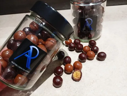 Craquantes, céréales biscuitées enrobées de chocolat lait et noir.