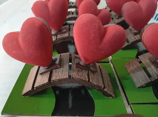 Découvrez "Le p'tit pont des amoureux" pour la Saint-Valentin et les gourmandises séduisantes, Saint-Galmier, Anthony Pailleux, Maître Chocolatier 