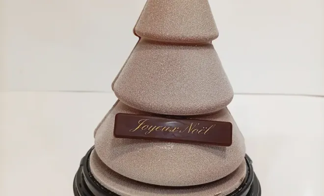 Sapin en chocolat : garni de rochers suisses:  amandes bâtonnets croustillantes enrobées de chocolat.