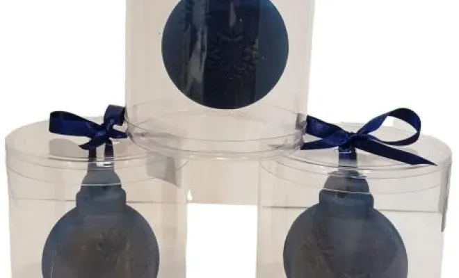 Boule de Noël en chocolat : suspendue et garnie de friture de Noël en chocolat au lait ou noir.