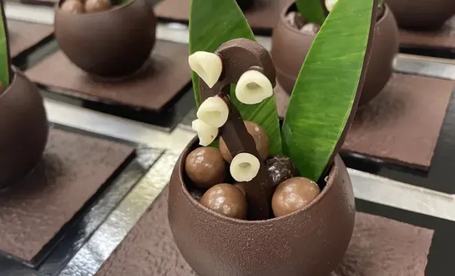 à l'occasion du 1er mai, venez retrouver le muguet en chocolat garni de pralinée noisette, Saint-Galmier, Anthony Pailleux, Maître Chocolatier 