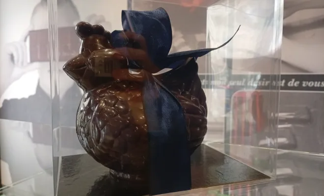 Grande poule en chocolat garnie. Noir ou Lait