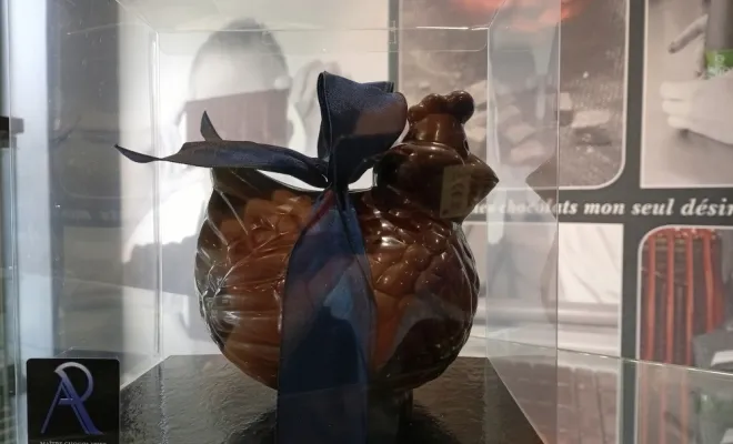 Grande poule en chocolat garnie. Noir ou Lait